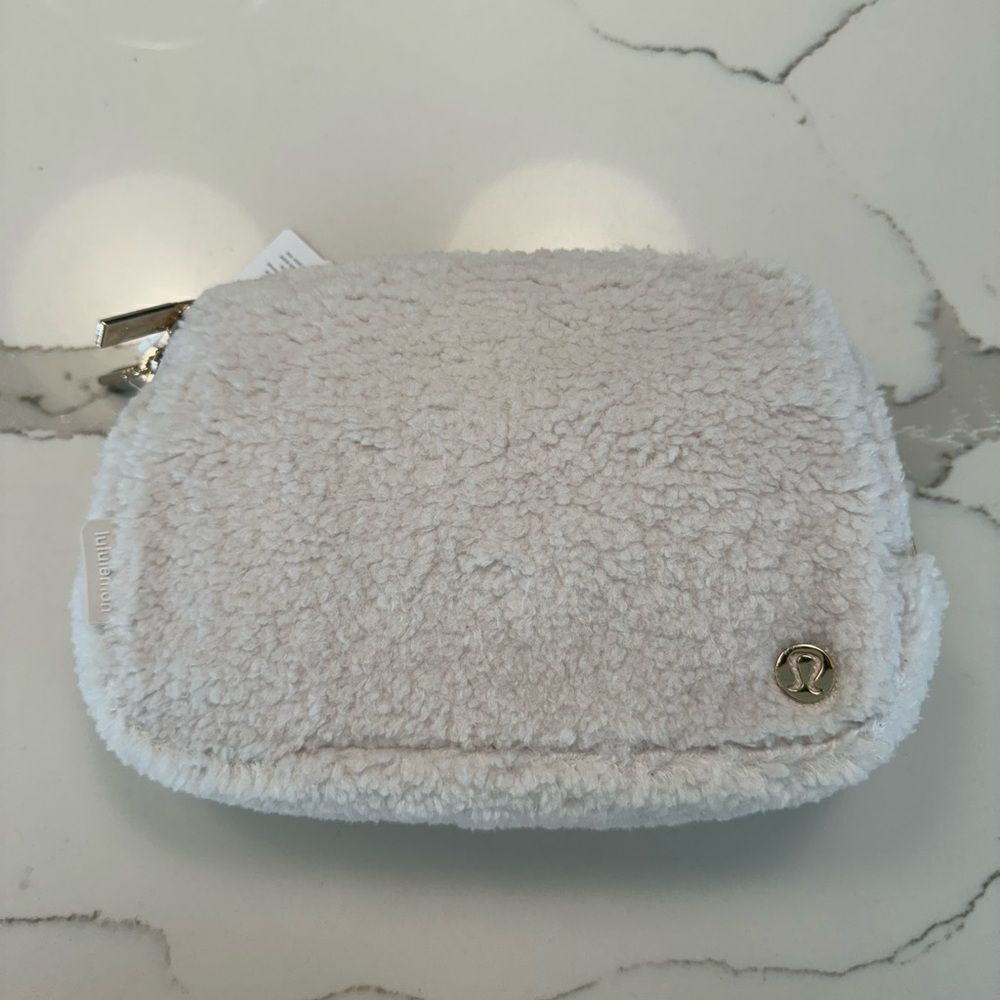Lululemon white gold everywhere fleece belt bag large BNWT